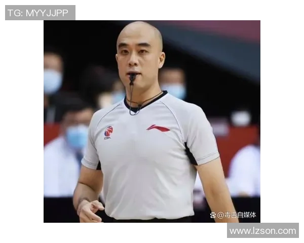 南京篮球队技术争议引发热议球迷对战术与裁判判罚展开激烈讨论